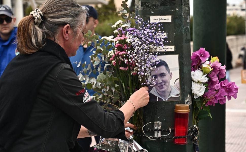 Τεσσερα χρόνια από το τροχαίο που έχασε τη ζωή του ο Ιάσονας Λαλαούνης έξω από τη Βουλή / Eurokinissi Τεσσερα χρόνια από το τροχαίο που έχασε τη ζωή του ο Ιάσονας Λαλαούνης έξω από τη Βουλή / Eurokinissi