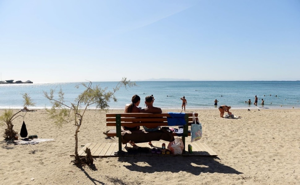 Πολλοί Αθηναίοι επέλεξαν να περ΄άσουν το πρωινό της Κυριακής στις παραλίες της Αττικής, με τη βοήθεια του καλού καιρού/Φωτ. αρχείου, INTIME