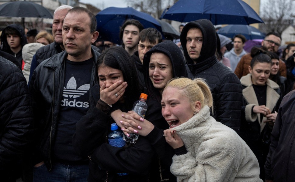 Συγγενείς και φίλοι θυμάτων θρηνούν για τους 57 νεκρούς / Reuters