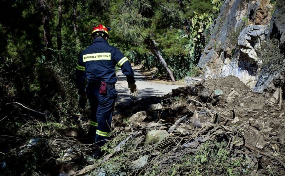 Ανδρας της πυροσβεστικής σε επιχείρηση διάσωσης/EUROKINISSI