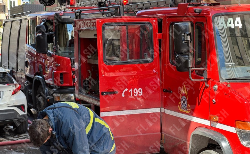 Φωτιά σε διαμέρισμα στην πλατεία Βάθης / Γιάννης Κέμμος, flash.gr