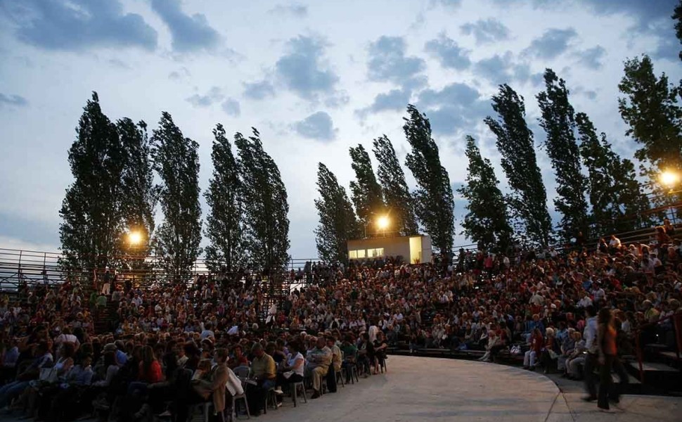 O ΓΙΩΡΓΟΣ ΝΤΑΛΑΡΑΣ ΣΤΟ ΘΕΑΤΡΟ ΒΡΑΧΩΝ ΜΕΛΙΝΑ ΜΕΡΚΟΥΡΗ (ΚΑΤΩΜΕΡΗΣ ΚΩΣΤΑΣ/EUROKINISSI)