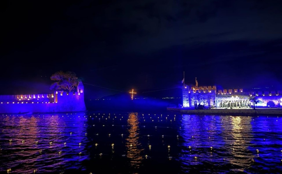 Επιτάφιος στη Ναύπακτο / credits: Flash.gr Επιτάφιος στη Ναύπακτο / credits: Flash.gr