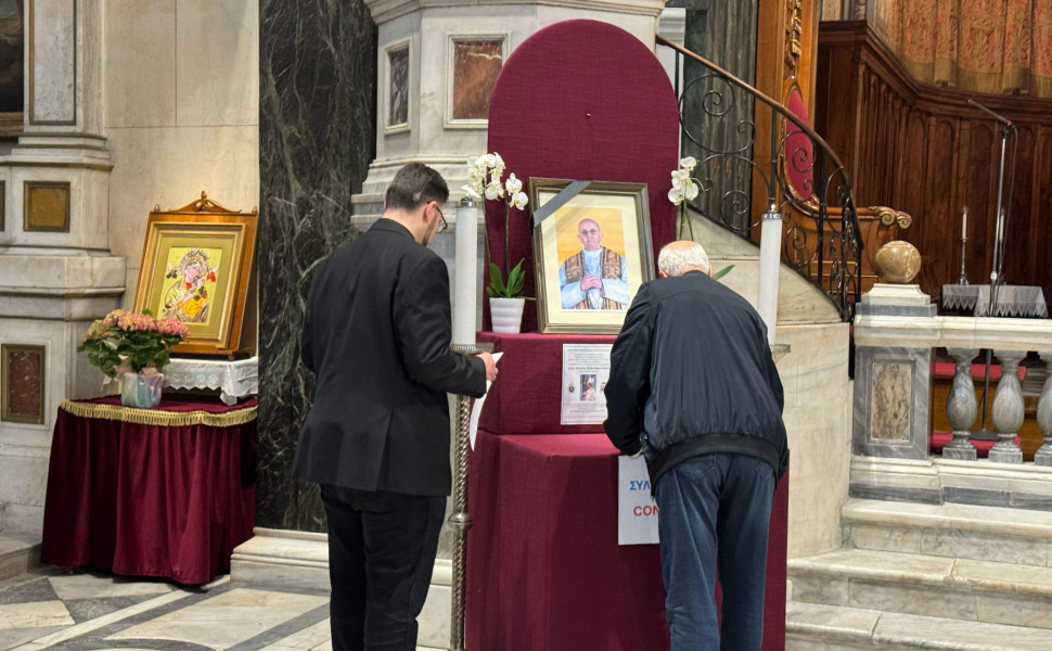 Πιστοί υπογράφουν στο βιβλίο συλλυπητηρίων άνοιξε στην Καθολική Εκκλησία Αθηνών / Φωτογραφία Γιάννης Κέμμος για τον flash.gr Πιστοί υπογράφουν στο βιβλίο συλλυπητηρίων άνοιξε στην Καθολική Εκκλησία Αθηνών / Φωτογραφία Γιάννης Κέμμος για τον flash.gr