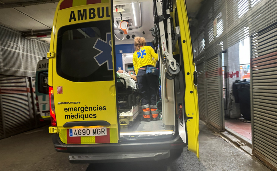 Ασθενοφόρτα στη Βαρκελώνη μεταφέροουν ασθενείς στα νοσοκομεία εν μέσω μπλακ άουτ / Reuters