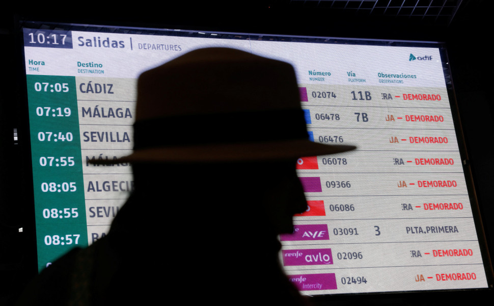 Εκατοντάδες επιβάτες έμειναν μέσα στα τρένα λόγω δολιοφθοράς στις γραμμές / Reuters