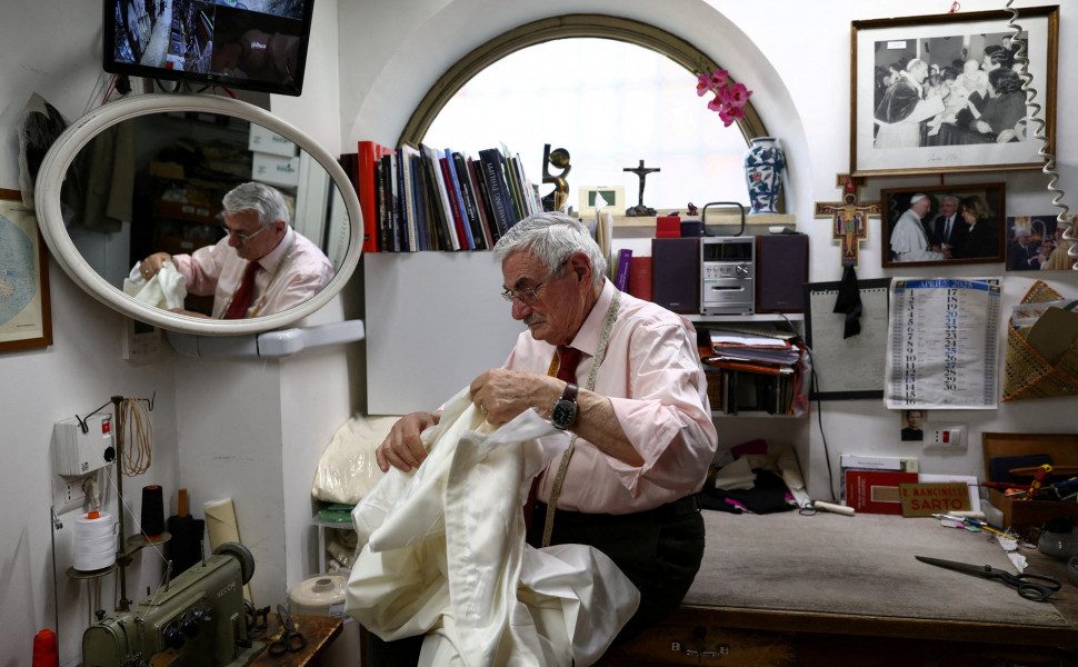Ο Raniero Mancinelli προετοιμάζει τα άμφια του νέου Πάπα, REUTERS/Guglielmo Mangiapane