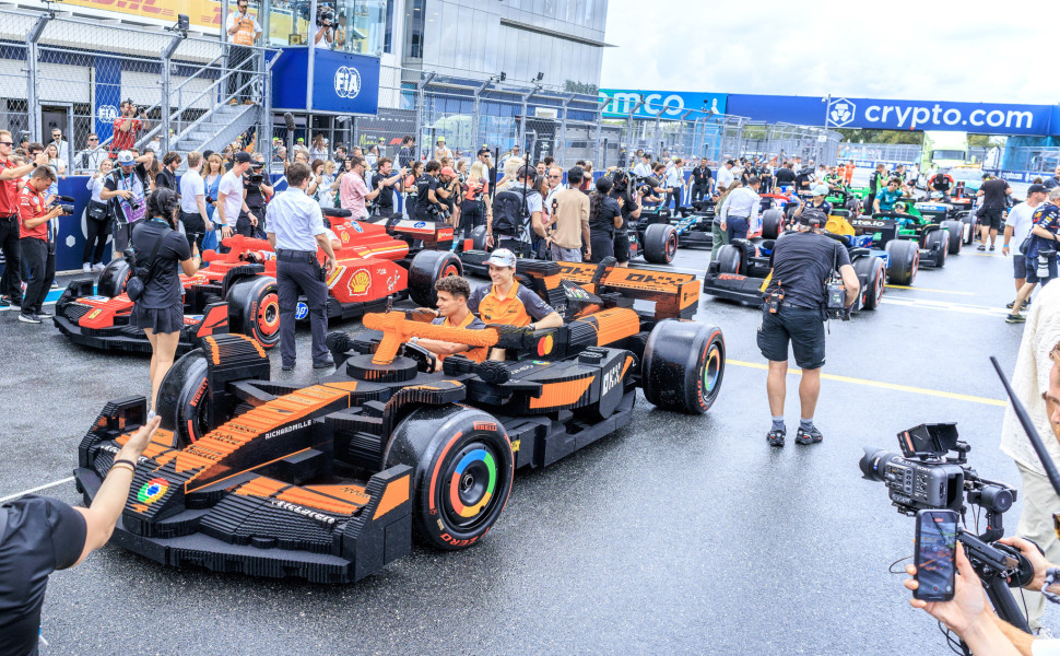 Φωτογραφία: ΑΠΕ-ΜΠΕ Lego F1 Τα μονοθέσια φτιαγμένα από τουβλάκια Lego σε φυσικό μέγεθος Φωτογραφία: ΑΠΕ-ΜΠΕ Lego F1 Τα μονοθέσια φτιαγμένα από τουβλάκια Lego σε φυσικό μέγεθος