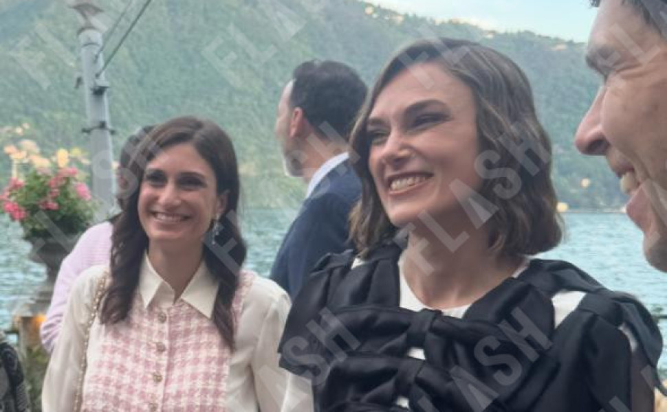 Η Κίρα Νάιτλι στην επείδιξη μόδας της Chanel στην λίμνη Κόμο/ flash.gr