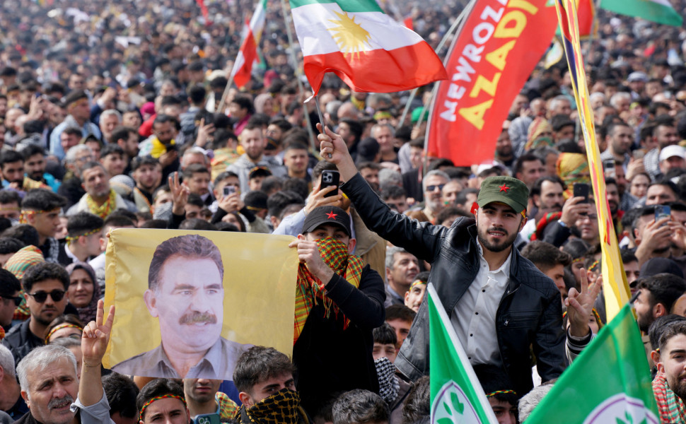 Υποστηρικτές του PKK κρατώντας φωτογραφία του Οτσαλάν / Φωτ.: Reuters
