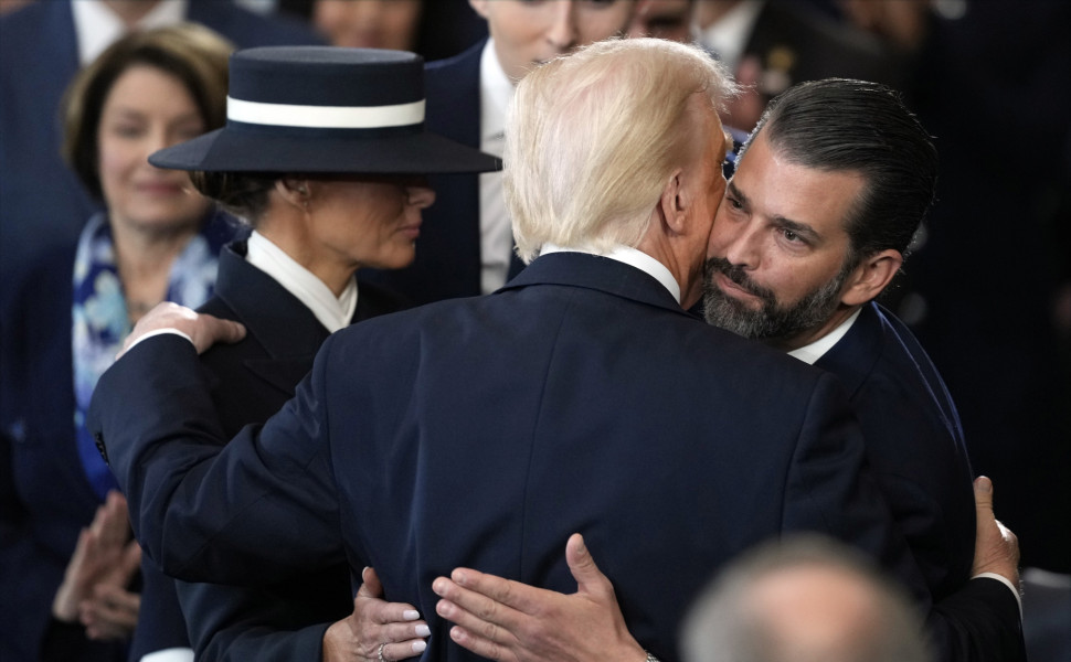 Ο Ντόναλντ Τραμπ με τον γιο του Ντόναλντ Τραμπ Τζούνιορ / Φωτ. αρχείου ΑΠΕ ΕΡΑ