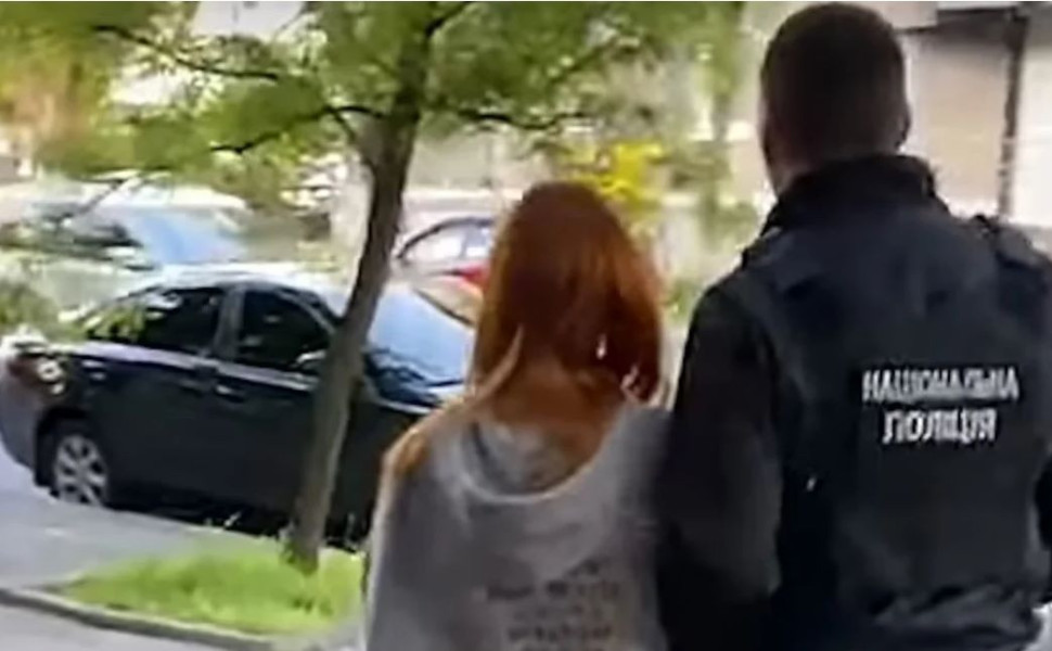 Η στιγμή της σύλληψης της νεαρής μητέρας από Ουκρανό αστυνομικό/Φωτ. SCREENSHOT, DAILY MAIL