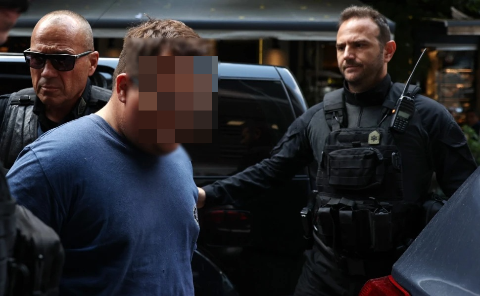Ο 21χρονος μητροκτόνος κατά τη μεταγωγή του στον εισαγγελέα Λάρισας (Intime) Ο 21χρονος μητροκτόνος κατά τη μεταγωγή του στον εισαγγελέα Λάρισας (Intime)
