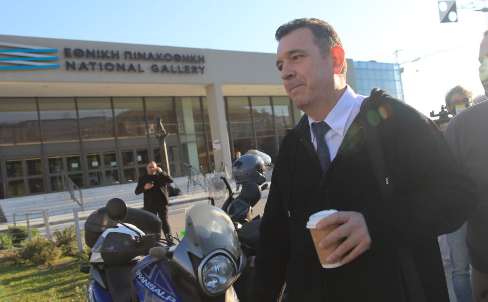 Ο πρώην βουλευτής της «Νίκης» Νίκος Παπαδόπουλος, έξω από το κτήριο της Εθνικής Πινακοθήκης/Φωτ. αρχείου EUROKINISSI