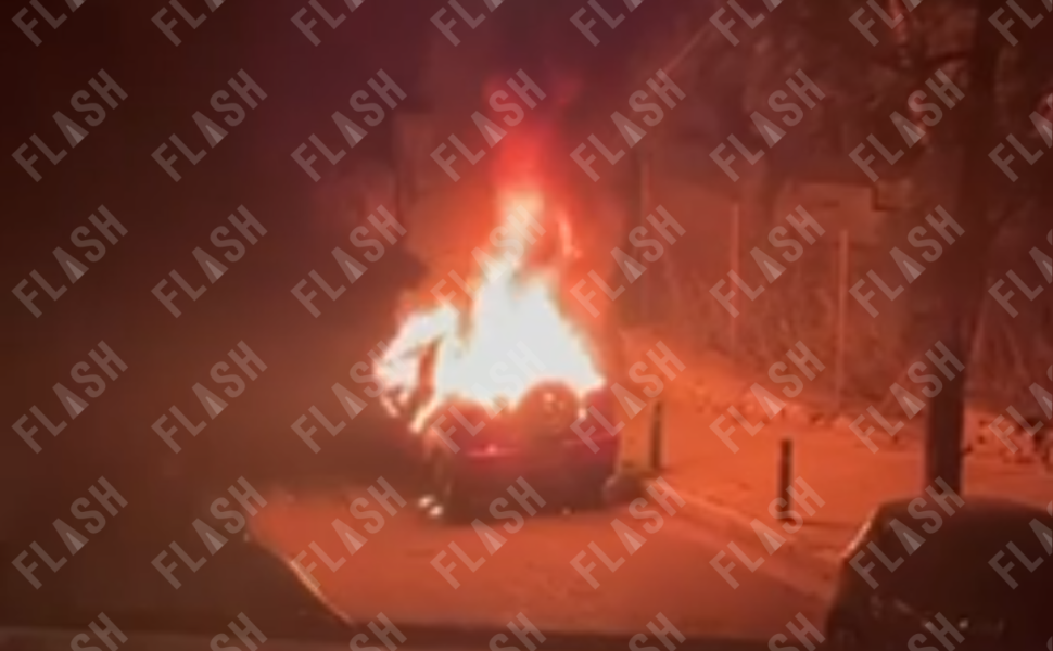 Η στιγμή που το ΙΧ στο Παγκράτι έχει πάρει φωτιά Η στιγμή που το ΙΧ στο Παγκράτι έχει πάρει φωτιά