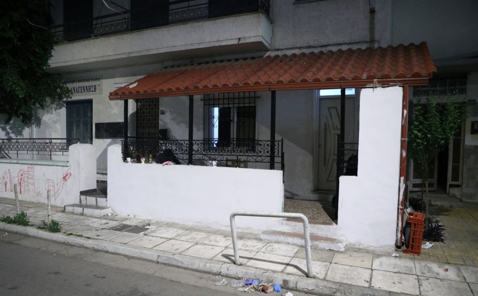 Το σπίτι της οικογένειας επί της Οδού Αυλώνος που έγινε στόχος της αντίπαλης οικογένειας/Φωτ. EUROKINISSI