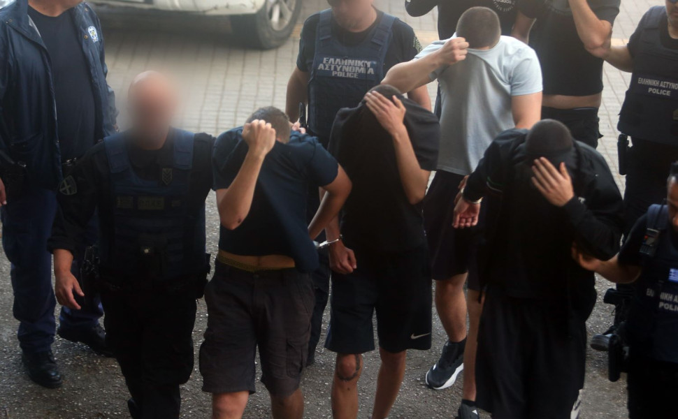 Τα συλληφθέντα μέλη της ακροδεξιάς εγκληματικής οργάνωσης στα δικαστήρια της Θεσσαλονίκης/Φωτ. αρχείου INTIME