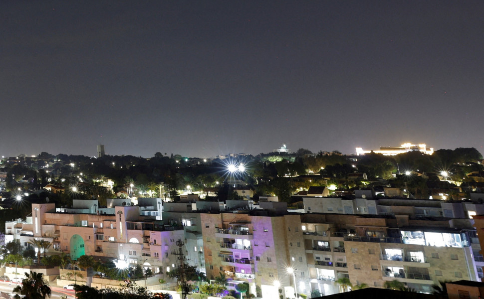 Τμήματα βλήματος έπεσαν μετά από αναχαίτιση του ισραηλινού συστήματος αεράμυνας (REUTERS/Amir Cohen)