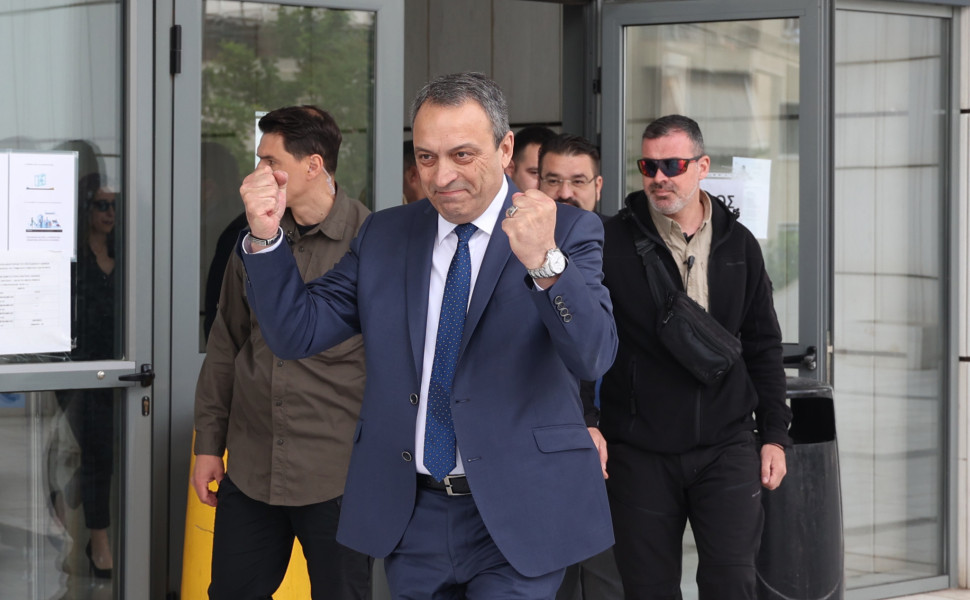 Ο Στίγκας με σφιγμένες τις γροθιές πανηγυρίζει για την αθωωτική απόφαση του δικαστηρίου / Intime Ο Στίγκας με σφιγμένες τις γροθιές πανηγυρίζει για την αθωωτική απόφαση του δικαστηρίου / Intime