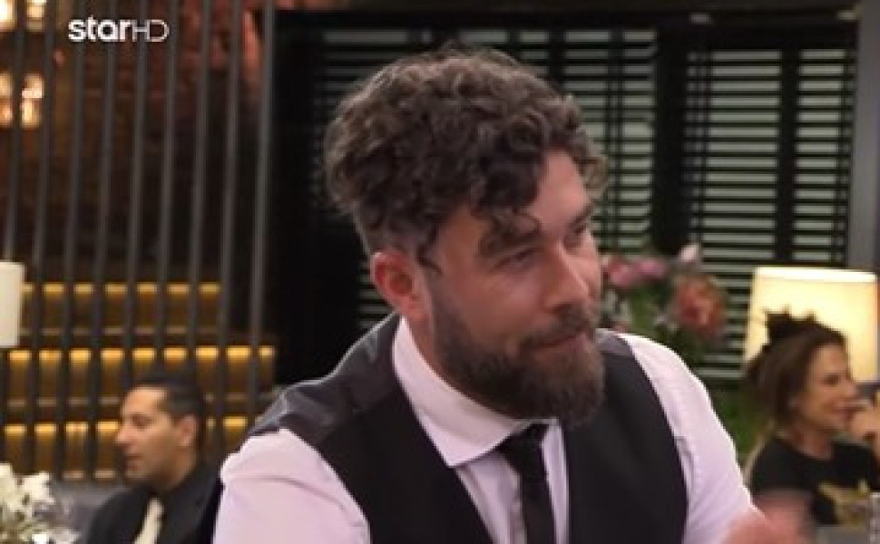 Ο Τάσος Τσιλίκουνας, μπάρμαν στο First Dates (Glomex/Star) Ο Τάσος Τσιλίκουνας, μπάρμαν στο First Dates (Glomex/Star)