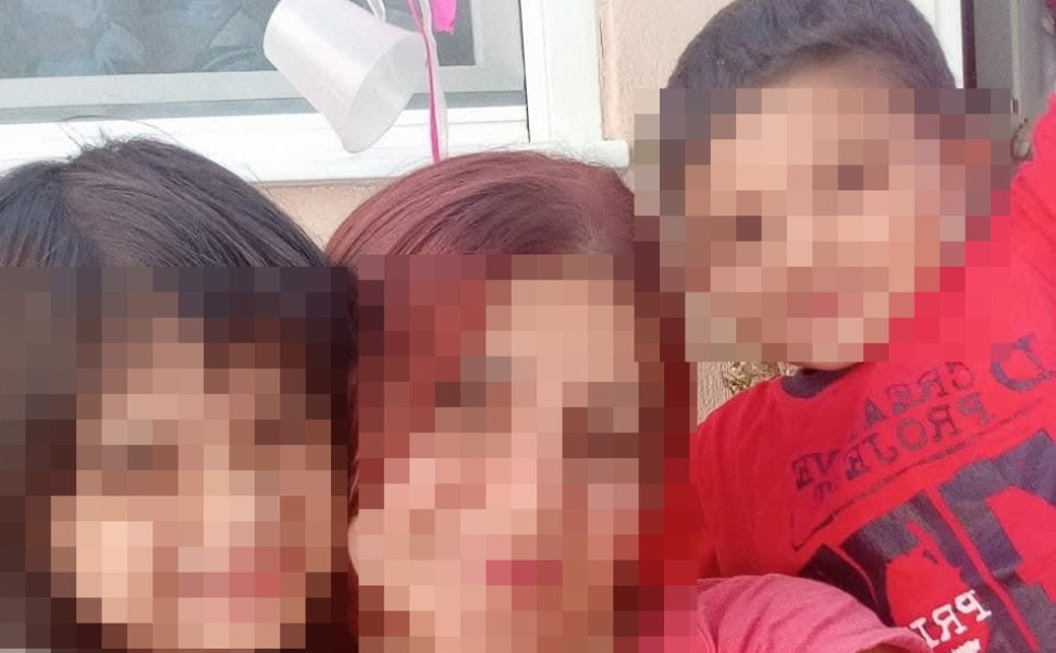 Τα δύο αδελφάκια με τη μητέρα τους Τα δύο αδελφάκια με τη μητέρα τους