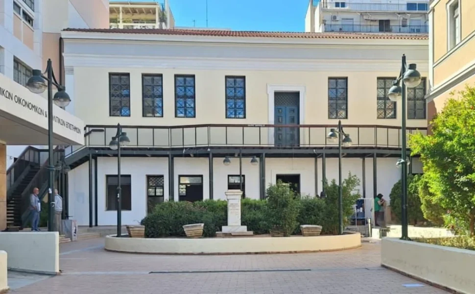 Το κυλικείο της Νομικής Σχολής και η αίθουσα Οικονομίδη μετά την απομάκρυνση των καταληψιών Το κυλικείο της Νομικής Σχολής και η αίθουσα Οικονομίδη μετά την απομάκρυνση των καταληψιών