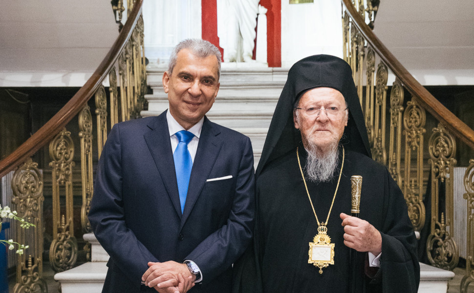 Ο Οικουμενικός πατριάρχης Βαρθολομαίος με τον πρόεδρο της PeopleCert Βύρωνα Νικολαΐδη στην είσοδο του Ζάππειου στην Κωνσταντινούπολη Ο Οικουμενικός πατριάρχης Βαρθολομαίος με τον πρόεδρο της PeopleCert Βύρωνα Νικολαΐδη στην είσοδο του Ζάππειου στην Κωνσταντινούπολη