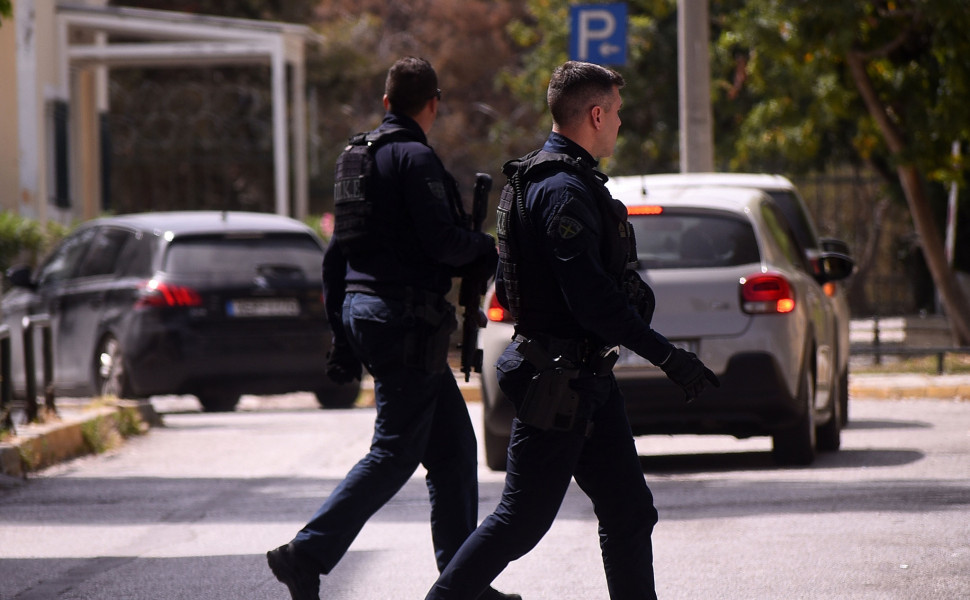 Μεταγωγή στον εισαγγελέα στην Ευελπίδων του τράπερ για την υπόθεση απαγωγής του γιου επιχειρηματία/INTIME