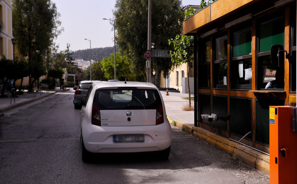 Εικόνα από τη μεταγωγή στον εισαγγελέα στην Ευελπίδων των τριών συλληφθέντων για την υπόθεση της δολοφονίας στη Ραφήνα (φωτο: Intime) Εικόνα από τη μεταγωγή στον εισαγγελέα στην Ευελπίδων των τριών συλληφθέντων για την υπόθεση της δολοφονίας στη Ραφήνα (φωτο: Intime)