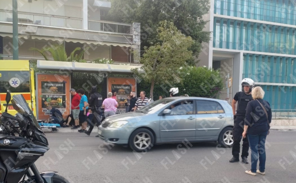 Αυτοκίνητο έπεσε σε στάση λεωφορείου στο Χαλάνδρι / Φωτ.: flash.gr Αυτοκίνητο έπεσε σε στάση λεωφορείου στο Χαλάνδρι / Φωτ.: flash.gr