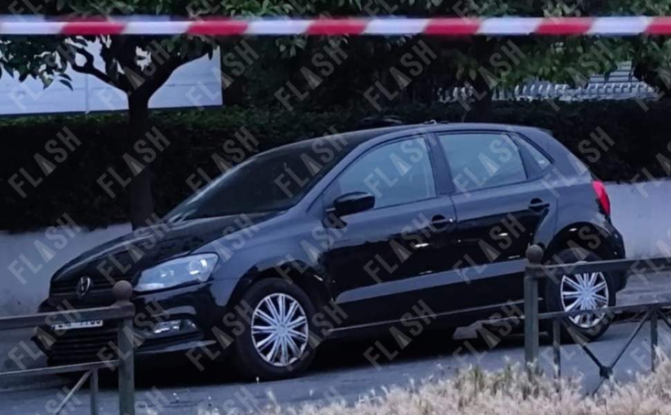 Το αυτοκίνητο που έπεσε πάνω στη στάση στο Χαλάνδρι / Φωτ.: flash.gr