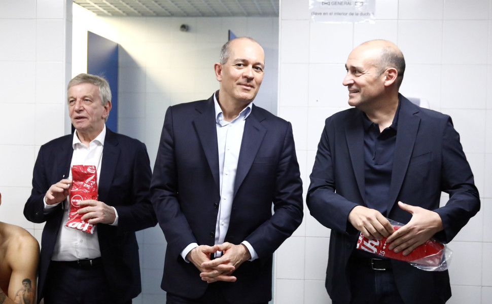 O αντιπρόεδρος της ΚΑΕ Ολυμπιακο΄ς με τους αδερφούς Αγγελόπουλους O αντιπρόεδρος της ΚΑΕ Ολυμπιακο΄ς με τους αδερφούς Αγγελόπουλους