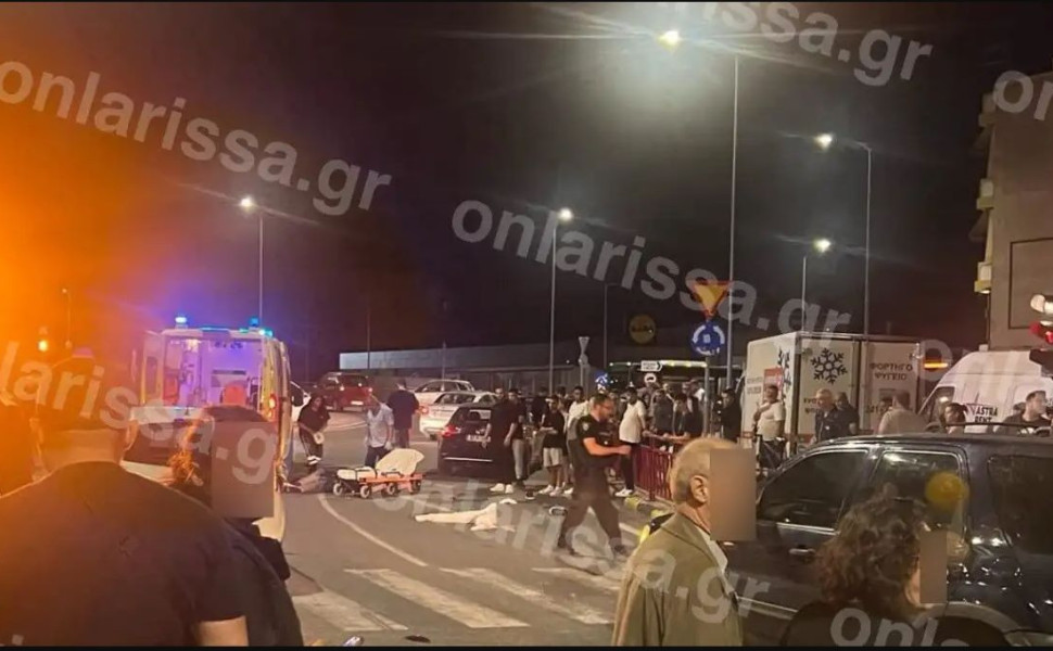 Τα συντρίμμια από τη σύγκρουση μοτοσικλέτας με δύο ΙΧ αυτοκίνητα σε κόμβο λεωφόρου, στη Λάρισα/Φωτ. Onlarissa