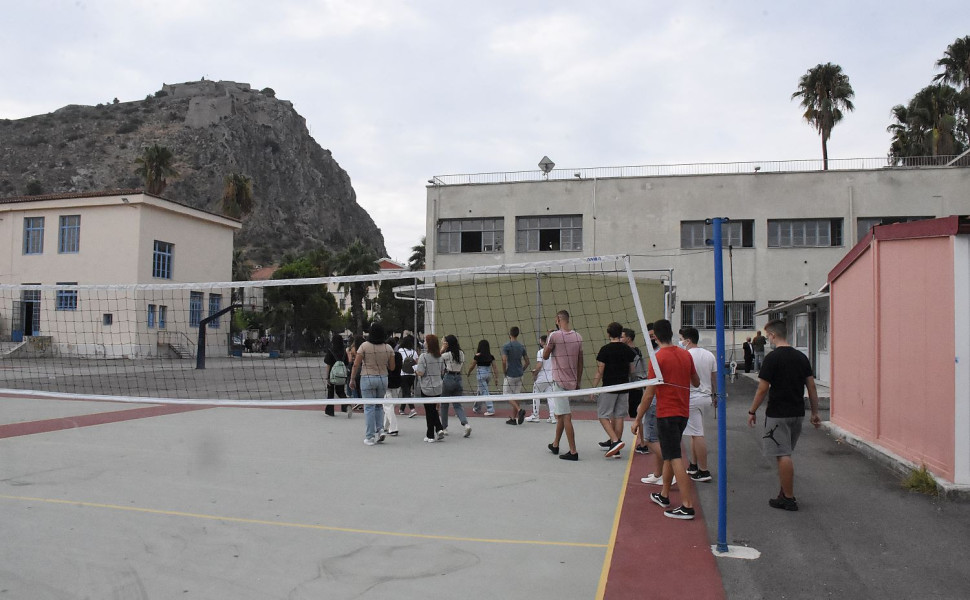 Μαθητές Λυκείου στο προαύλιο του σχολείου τους/Φωτ. αρχείου EUROKINISSI Μαθητές Λυκείου στο προαύλιο του σχολείου τους/Φωτ. αρχείου EUROKINISSI