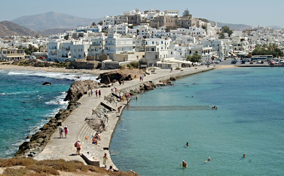 Η θέα της Νάξου όπως φαίνεται από την Πορτάρα. Φωτογραφία: Unsplash