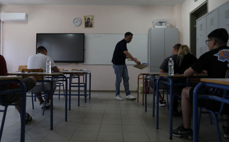 Στιγμιότυπο από τη διεξαγωγή των Πανελλήνιων Εξετάσεων/Φωτ. αρχείου EUROKINISSI Στιγμιότυπο από τη διεξαγωγή των Πανελλήνιων Εξετάσεων/Φωτ. αρχείου EUROKINISSI