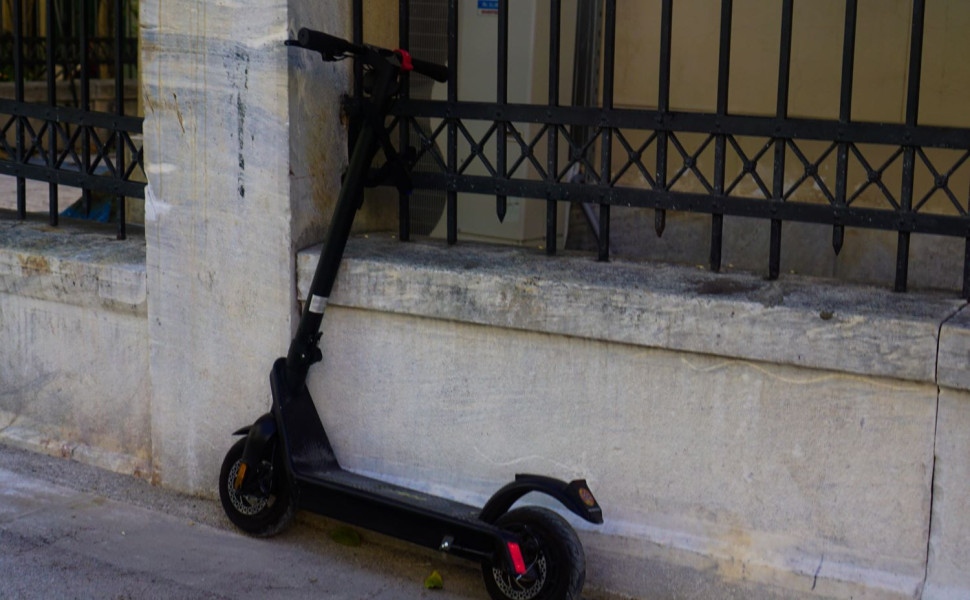Ηλεκτρικό πατίνι παρατημένο σε πεζοδρόμιο/Φωτ. αρχείου EUROKINISSI Ηλεκτρικό πατίνι παρατημένο σε πεζοδρόμιο/Φωτ. αρχείου EUROKINISSI