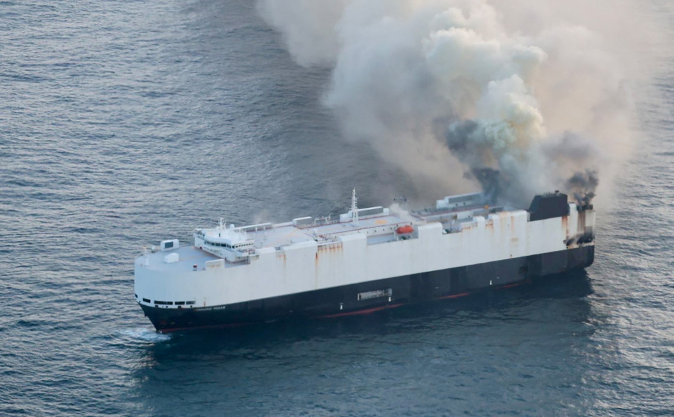 Το Morning Midas ενώ έχει τυλιχτεί στις φλόγες (U.S. Coast Guard/Air Station Kodiak/Handout via REUTERS)