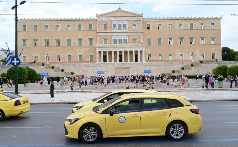 Πορεία των ταξί έξω από τη βουλή / Eurokinissi Πορεία των ταξί έξω από τη βουλή / Eurokinissi