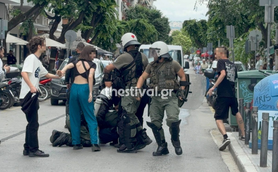 Αστυνομικοί των ΜΑΤ τη στιγμή της σύλληψης του νεαρού/Φωτ. THESTIVAL.GR Αστυνομικοί των ΜΑΤ τη στιγμή της σύλληψης του νεαρού/Φωτ. THESTIVAL.GR