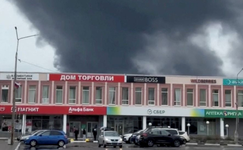 Πυκνοί καπνο΄ί υψώνονται από ρωσική αεροπορική βάση η οποία δέχθηκε επίθεση από ουκραντικά drones/Φωτ. REUTERS Πυκνοί καπνο΄ί υψώνονται από ρωσική αεροπορική βάση η οποία δέχθηκε επίθεση από ουκραντικά drones/Φωτ. REUTERS