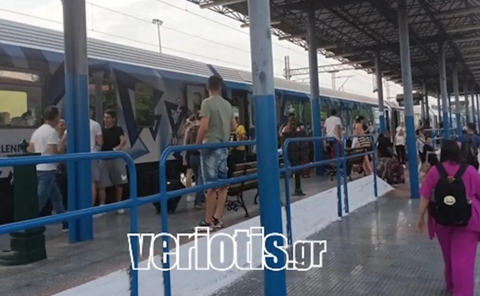 Το τρένο στον σταθμό της Λιβαδειάς/Φωτ. VERIOTIS.GR Το τρένο στον σταθμό της Λιβαδειάς/Φωτ. VERIOTIS.GR