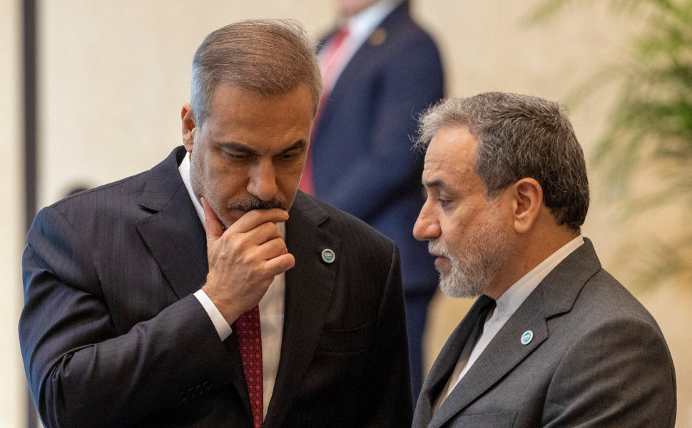 Ο Τούρκος υπουργός Εξωτερικών Χακάν Φιντάν με τον Ιρανό υπουργό Εξωτερικών Αμπάς Αραγτσί σε χθεσινή συνάντησή τους στην Κωνσταντινούπολη (REUTERS/Umit Bektas)