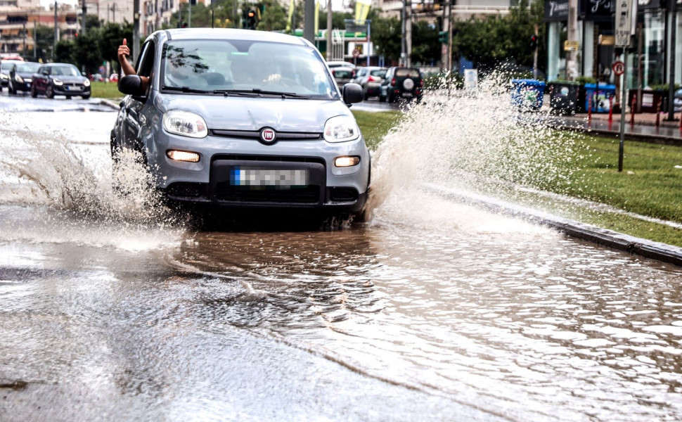 Σε ποτάμια μετατράπηκαν οι περισσότεροι δρόμοι της Αθήνας από τη σφοδή νεροποντή/Φωτ. EUROKINISSI