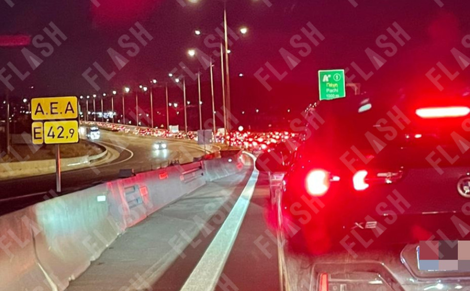 Μποτιλιαρισμένα οχήματα στη Λεωφόρο Αθηνών, στο ύψος του Αιγάλεω/Φωτ. FLASH.GR