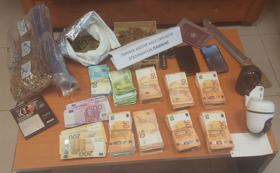 Τα κατασσχεθέντα αντικείμενα από το κρησφύγετο των τριών συλληφθέντων στην Παλλήνη/Φωτ. ΕΛΛΗΝΙΚΗ ΑΣΤΥΝΟΜΙΑ