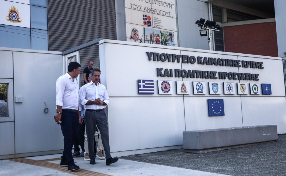 Επίσκεψη του Πρωθυπουργού Κυριάκου Μητσοτάκη στο Συντονιστικό Κέντρο Επιχειρήσεων της Πολιτικής Προστασίας, Τρίτη 18 Ιουλίου 2023.
(ΚΩΣΤΑΣ ΤΖΟΥΜΑΣ/EUROKINISSI) Επίσκεψη του Πρωθυπουργού Κυριάκου Μητσοτάκη στο Συντονιστικό Κέντρο Επιχειρήσεων της Πολιτικής Προστασίας, Τρίτη 18 Ιουλίου 2023.
(ΚΩΣΤΑΣ ΤΖΟΥΜΑΣ/EUROKINISSI)