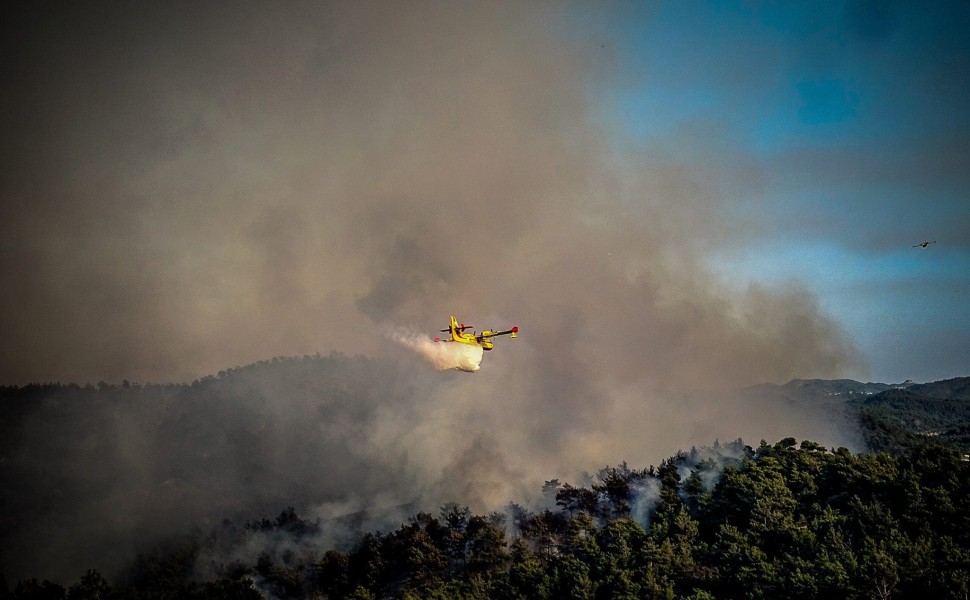 Μεγάλη  πυρκαγιά στην Ρόδο μαίνεται μέχρι αυτήν την ώρα ανεξέλεγκτη, στιγμιότυπα από τις κοινότητες Έμπονας και Απόλλωνας, Τετάρτη 19 Ιουλίου 2023 (ΑΡΓΥΡΗΣ ΜΑΝΤΙΚΟΣ /EUROKINISSI)