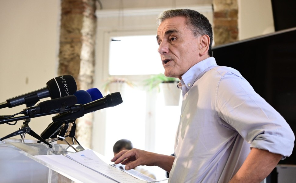 Ανακοίνωση από τον Ευκλείδη Τσακαλώτο της υποψηφιότητάς του για την προεδρια του ΣΥΙΖΑ - Προοδευτική Συμμαχία, Παρασκευή 14 Ιουλίου 2023.
(ΜΙΧΑΛΗΣ ΚΑΡΑΓΙΑΝΝΗΣ/EUROKINISSI) Ανακοίνωση από τον Ευκλείδη Τσακαλώτο της υποψηφιότητάς του για την προεδρια του ΣΥΙΖΑ - Προοδευτική Συμμαχία, Παρασκευή 14 Ιουλίου 2023.
(ΜΙΧΑΛΗΣ ΚΑΡΑΓΙΑΝΝΗΣ/EUROKINISSI)