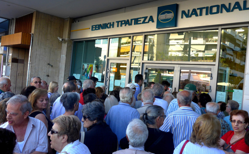 Ούρες έξω από τις τράπεζες στα capital controls / Φωτ. αρχείου Eurokinissi Ούρες έξω από τις τράπεζες στα capital controls / Φωτ. αρχείου Eurokinissi